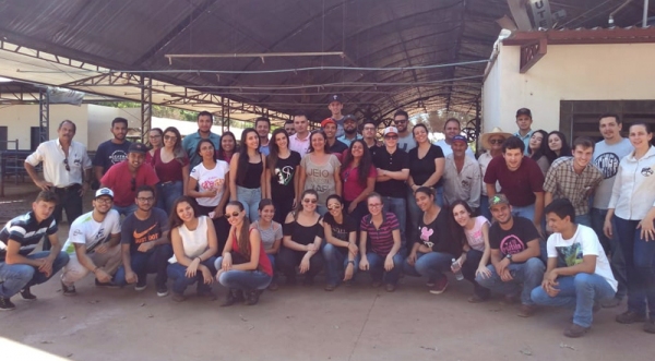 Acompanhados da Prof.ª Dra. Sandra Helena Gabaldi Wolf, alunos do 4º termo do curso de Medicina Veterinária da UniFAI realizaram nesta semana uma visita técnica a uma propriedade rural de produção leiteira em Pracinha (Foto: Acervo Pessoal).