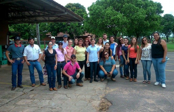 Alunos de Medicina Veterinária da FAI visitam fazenda do Grupo Bertin em Lins
