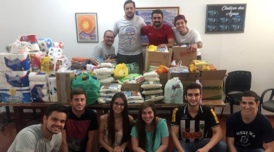 Calouros de Medicina fazem entrega de produtos arrecadados em Trote Solidário (Foto: Acervo Pessoal).