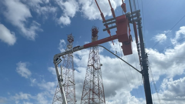 Equipes trabalham com a rede energizada (Cedida/Energisa).