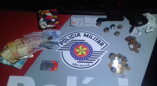 Dinheiro que havia sido furtado foi recuperado pela PolÃcia Militar. Adolescentes foram apreendidos e liberados (Foto: Cedida/PM).