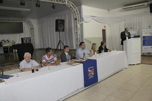 Governador Assistente Cesar Molina transmitindo aos companheiros do clube a mensagem do Governador do Distrito 4510 Gesner Dias Junior (Foto: Asses. Imprensa/Rotary Club de Adamantina).