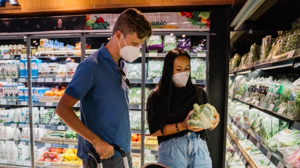 Supermercados, lojas de conveniência e padarias, entre outros setores essenciais permitidos, poderão funcionar até às 20h a partir da próxima segunda-feira (Foto de Anna Tarazevich no Pexels).
