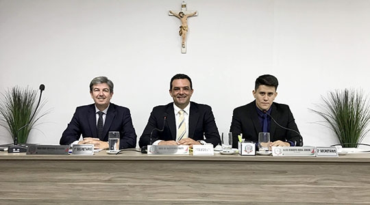 Paulo Cervelheira, Eder Ruete e Alcio Ikeda, na mesa diretora do legislativo adamantinense (Foto: Siga Mais).