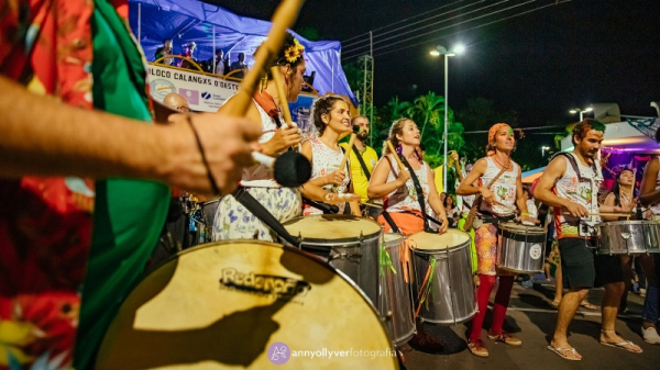 Bloco ter? trio el?trico, banda e bateria composta por mais de 30 integrantes (Imagem: AnnyOllyverFotografia).