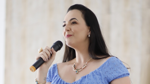 A consteladora e terapeuta sistêmica Daliane Zanco, que neste domingo, 5, realiza nova edição da Jornada Sistêmica de Reconexão com a Essência Feminina em Adamantina (Nany Carrara Fotografias).
