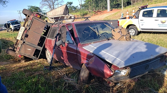 Parati tracionava uma carretinha. Motorista perdeu o controle do carro. Ele e três passageiros se feriram (Imagens: Reprodução/Site Tupã Notícias).
