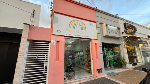 Milikids fica na Avenida Santo Ant?nio, 270, centro de Adamantina (Imagens: Siga Mais).