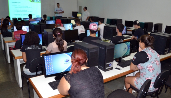 Curso foi voltado para alunos de cursos técnicos da área de informática de escolas técnicas (Etecs) de Adamantina e Osvaldo Cruz (Foto: Daniel Torres).