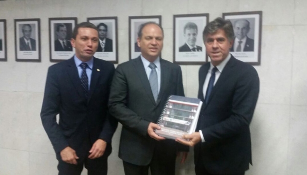 Deputado Fausto Pinato, Ministro Ricardo Barros e Prefeito Márcio Cardim, na manhã desta terça-feira, em Brasília (Foto: Cedida).