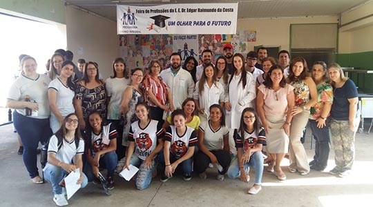 Alunos conhecendo os cursos oferecidos pela UniFAI durante Feira de Profissões (Foto: Acervo Pessoal).