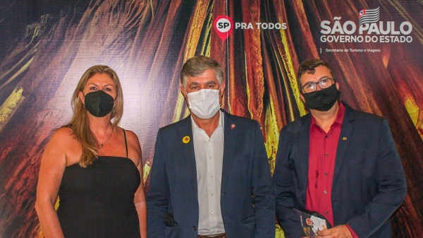 Prefeito Márcio Cardim e os secretários municipais Luciana Pereira (gabinete) e Sérgio Vanderlei (Cultura e Turismo), no anúncio da liberação do convênio (Da Assessoria).
