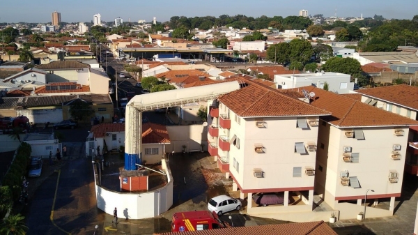 Caixa d´agua dobrou e atingiu estrutura do edifício (Reprodução).