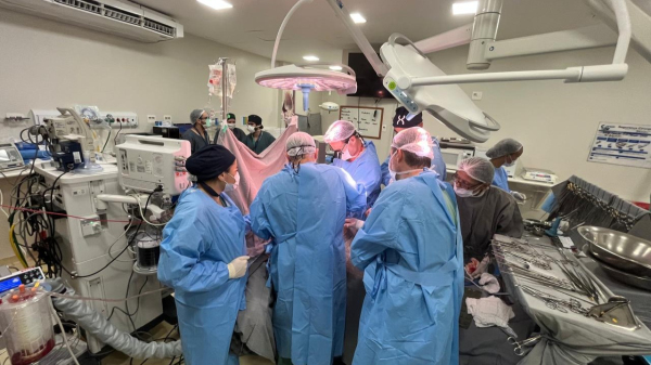 Equipe realiza o transplante no paciente (Cedida/Da Assessoria).