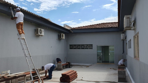 Mao de obra de detentos beneficia reforma na Santa Casa de Osvaldo Cruz (Cedida/SAP).