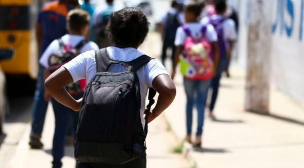 Segundo especialistas, o grande problema não é só o peso do material, mas a forma como as crianças carregam as mochilas (Foto: Marcelo Camargo/Agência Brasil).