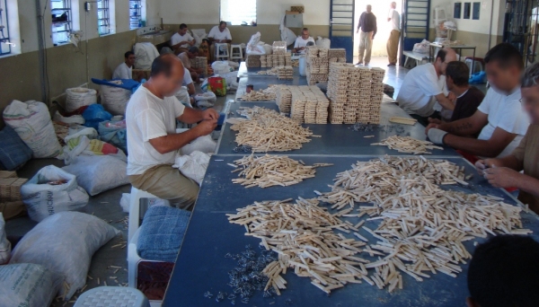 Prendedores de roupas são um dos itens produzidos pelos sentenciados na Penitenciária de Lucélia (Foto: Da Assessoria).