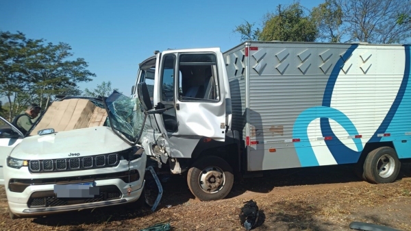 Colisão transversal entre o automóvel Jeep e um veÃculo de transporte de presos (Foto: Reprodução).