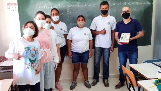 Jaime Parra Martins, do 6º termo de Pedagogia, doa os materiais pedagógicos produzidos por ele à Apae de Lucélia (Divulgação/UniFAI).