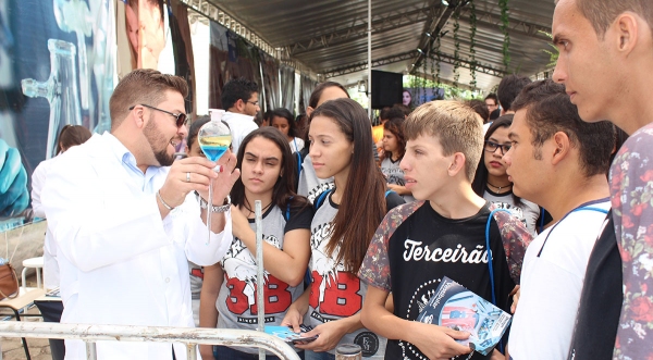 Estudantes do Ensino Médio tiram dúvidas e interagem com professores e alunos da UniFAI durante a última edição da Mostra, em 2017 (Arquivo UniFAI).