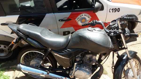 Moto furtada em Lucélia é recuperada pela PM em Adamantina e devolvida ao proprietário (Foto: Cedida/PM).