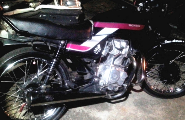 Moto furtada em Dracena e recuperada horas depois pela Polícia Militar em Pacaembu. (Foto: Cedida/Polícia Militar)
