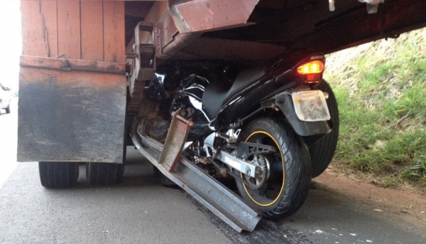 Moto Suzuki ficou presa na carroceria do caminhão, fazendo do piloto vítima fatal (Foto:  Cedida).