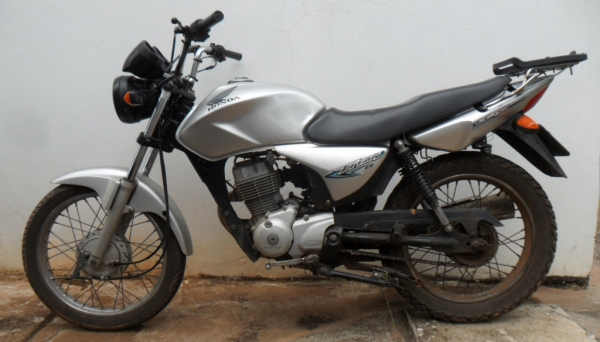 Moto foi localizada em matagal, depois da prisão do autor do furto, e devolvida ao proprietário (Foto: Cedida/Polícia Civil).