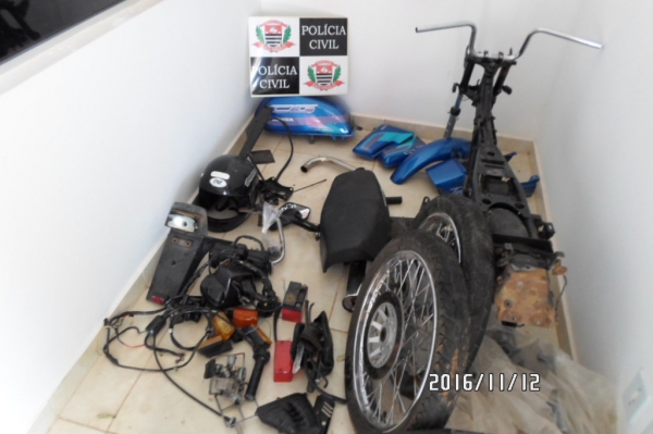 Moto foi levada pelo assaltante e desmontada, para venda em separado, das peças. Autor do furto responderá em liberdade, por estar fora do flagrante (Foto: Cedida/Deinter8/Polícia Civil).