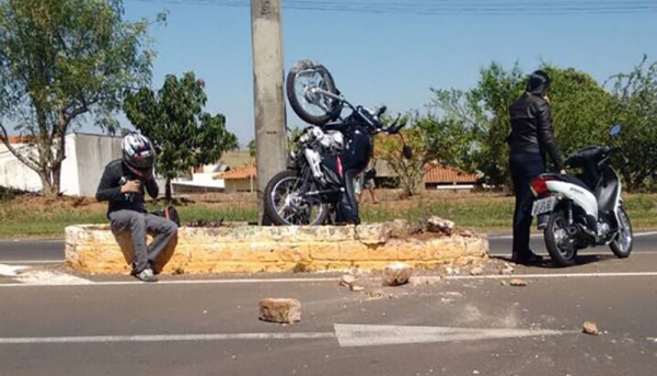Acidente foi na avenida Moysés Justino, nas proximidades da Estância Dorigo, em Adamantina (Foto: Cedida).