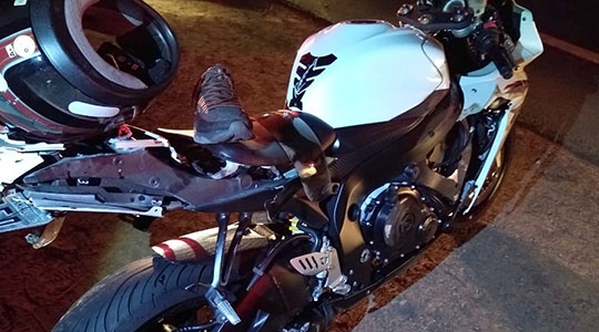 Moto Suzuki 750 cilindradas, envolvida no acidente na noite deste sábado, que deixou o piloto com ferimentos graves (Reprodução/Site Tupã Notícias).