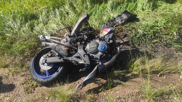 Moto entrou em combustão após o acidente (Cedida).