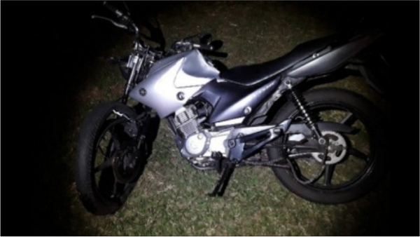Pelas características dos danos, moto teria sido atingida na traseira (Cedida/PM Rodoviária).