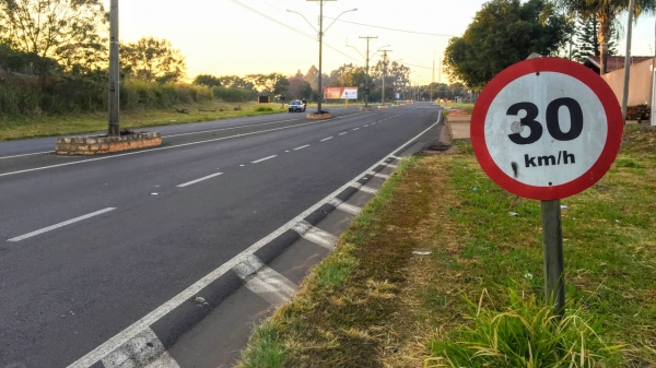 Avenida Moysés Justino da Silva, entre o Lar dos Velhos e o Jardim Bela Vista, é um dos pontos que deverá receber lombada eletrônica (Arquivo/Siga Mais).