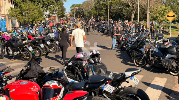 MotoRock no Parque dos Pioneiros em Adamantina (siga Mais).