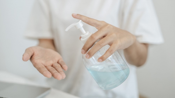 Higienização das mãos com água e sabão álcool 70% é uma barreira de proteção contra a doença (Imagem: Jcomp/Freepik).