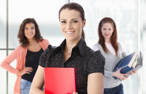A principal motivação é a necessidade de complemento de renda familiar, e a mulher acaba se tornando chefe ou responsável pelo domicÃlio