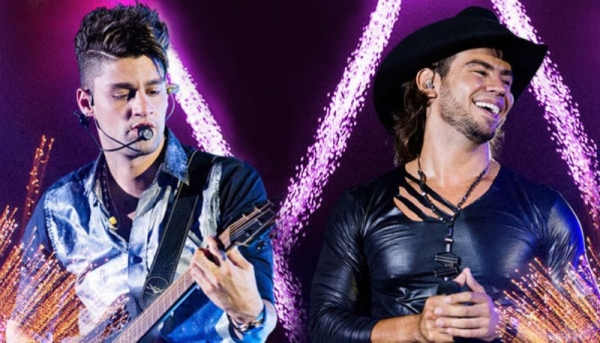 Munhoz e Mariano sobrem ao palco da Massa FM em Lucélia, dia 25 de junho, para  show em praça pública (Foto: Divulgação).