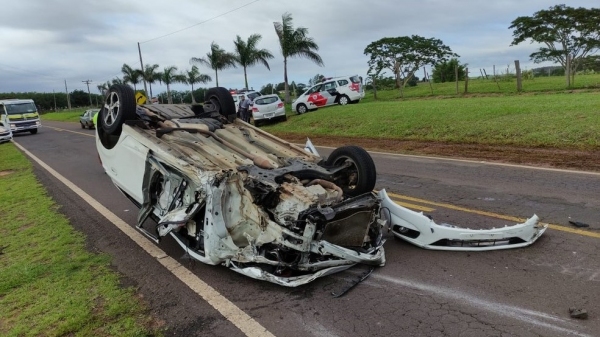Carro onde estava a vÃtima fatal capotou após o acidente (Foto: Murilo Zara/TV Fronteira).