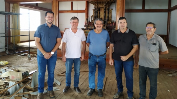 Representantes da Prefeitura em visita ao espaço interno do prédio que irá abrigar o museu (Divulgação/PMA).