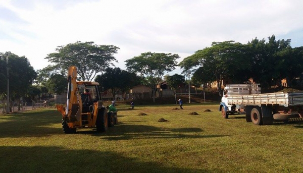 Atividade mobilizou equipes da prefeitura, voluntários e membros da comunidade do Jardim Brasil, em ação centrada na praça esportiva do bairro (Foto: Assessoria de Imprensa).