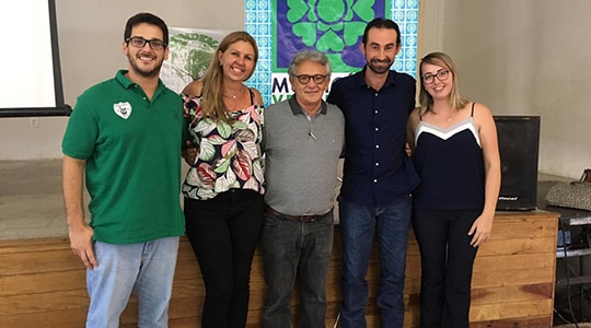 Coordenador do PVMA, José Walter Figueiredo, com a equipe VerdeAzul de Adamantina (Foto: Da Assessoria).