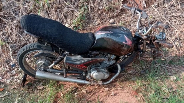 Situação da moto após a colisão fatal (Imagem Cedida: Polícia Militar).