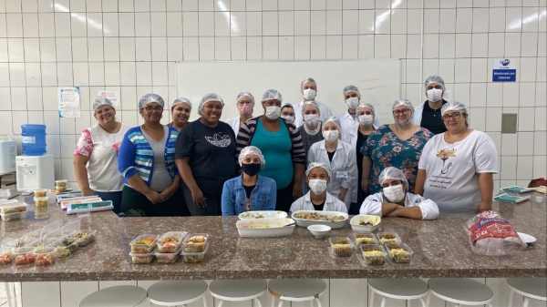 Oficina de montagem de marmitas ocorreu em conjunto com NASF, Residência Multiprofissional da UniFAI e estágio em Saúde Pública (Imagem: Raquel Tripolone).