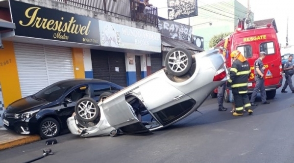 Motorista perde controle de veículo, que bate em carro estacionado e capota (Reprodução/Redes Sociais).