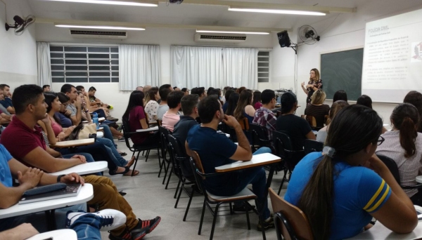 Estudantes de direito da UniFAI acompanham palestra da delegada Laiza Fernanda Rigatto Andrade (Foto: Cedida).