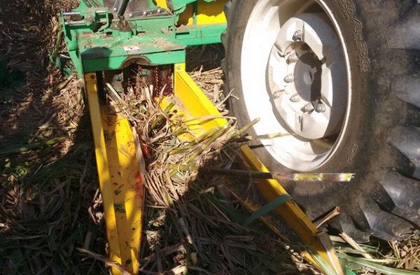 Homem sofre ferimentos graves em perna após acidente com máquina agrÃcola