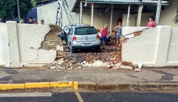 Carro invade lanchonete Nino´s Petiscaria, no centro de Adamantina. Por sorte, ainda não havia frequentadores no local. Motorista não teve ferimentos (Foto: Cedida).