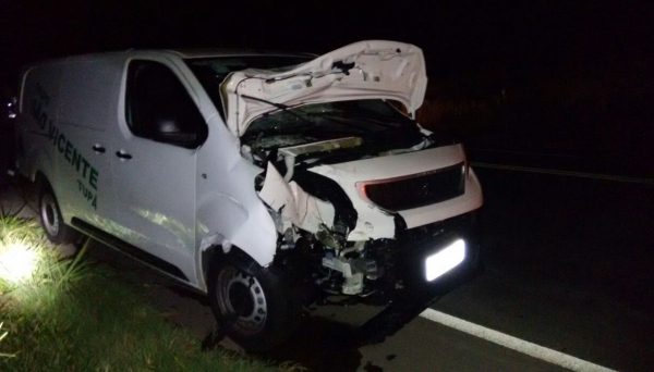 Van de serviço funerário, envolvida no acidente que matou motociclista na SP-294, neste fim de semana (Foto: Reprodução/Site Tupã Notícias).