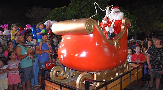 Papai Noel chega de trenó guinchado por carro em Adamantina (Foto: Da Assessoria).